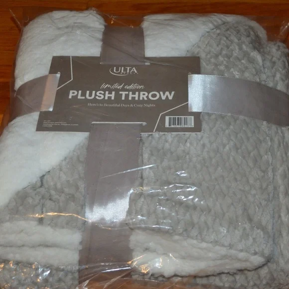 Ulta Beauty gray plush cozy blanket - NWT - Picture 2 of 9